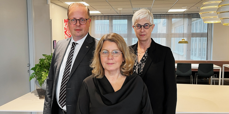 På bilden från vänster: Andreas Nyström, förhandlingschef Arbetsgivarverket, Matilda Nyström Arnek, biträdande förhandlingschef Arbetsgivarverket och Anna Steen, ordförande Saco-S.